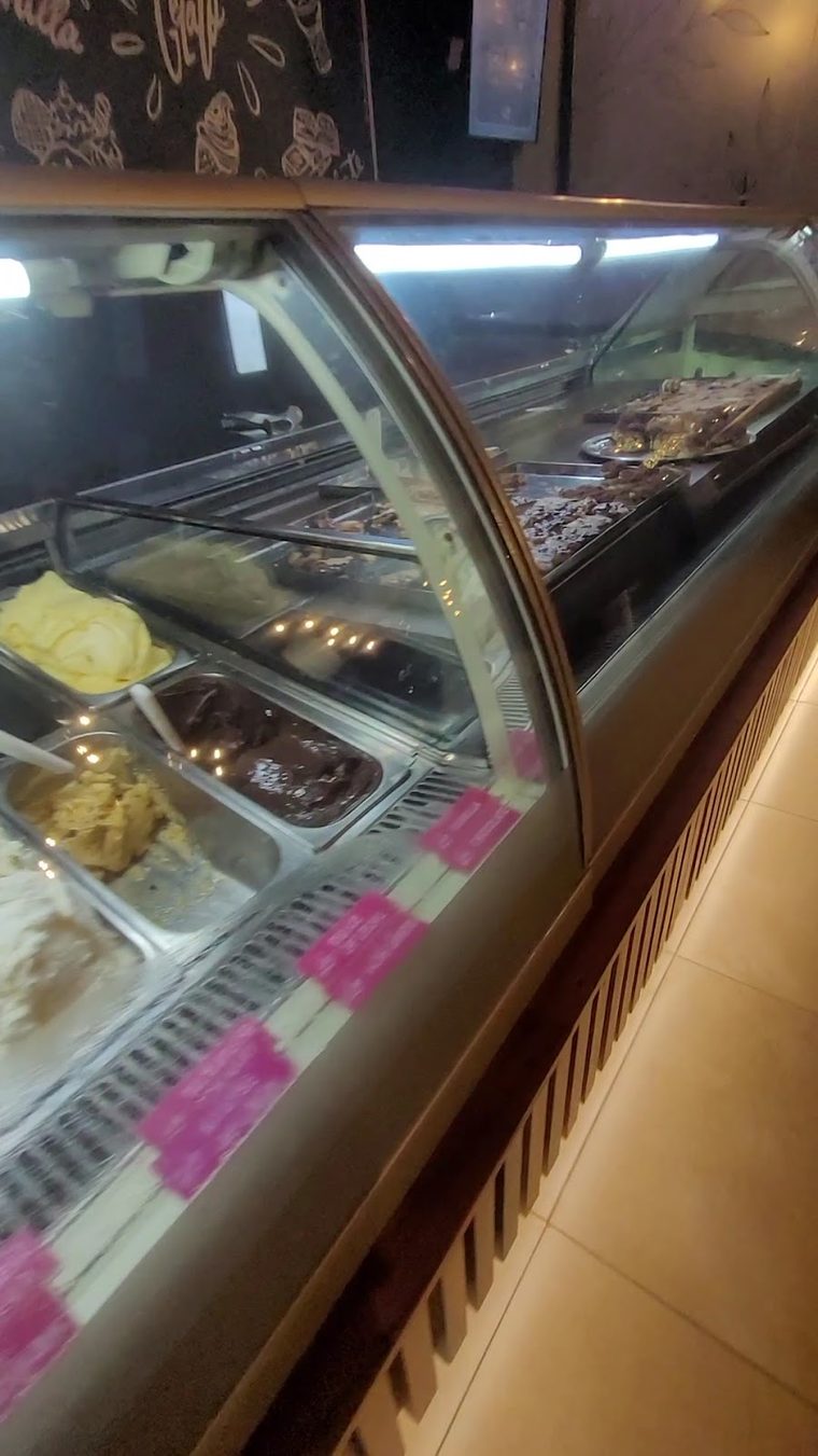 Vitrina de helados artesanales de Renzo con sabores recién hechos